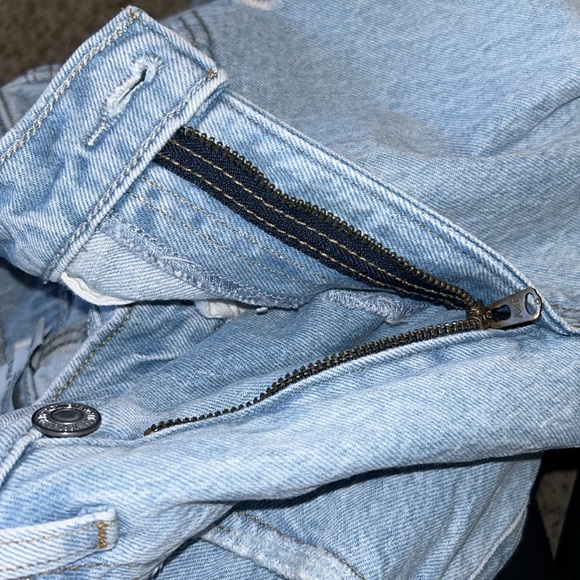 Abercrombie and Fitch, the 90s Street ultra high-rise - Picture 10 of 13